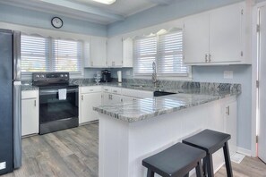 Kjøleskap, mikrobølgeovn, ovn og kokeplater