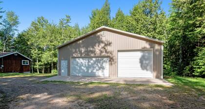 Dog-Friendly Retreat Near Trails & Lake with Full Kitchen, Central AC, & WiFi