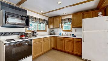 Jääkaappi, mikroaaltouuni, uuni, liesi