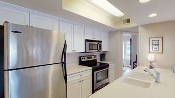 Coffee/tea maker, fridge, microwave, oven