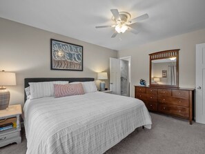 5 bedrooms, free WiFi, bed sheets - Spacious 3rd-Row Beach Home with Private Saltwater Pool (Emerald Isle)