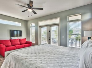 5 bedrooms, iron/ironing board, travel cot, free WiFi - Sun City Crystal Beach 6-SEAT STREET LEGAL GOLF CART COMES WITH THIS RENTAL!!! (Destin)