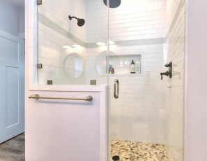 Bathtub, towels