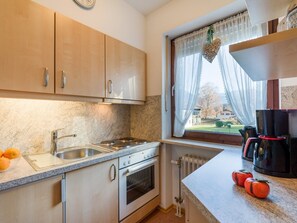 Kühlschrank, Mikrowelle, Ofen, Herdplatte