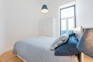 1 bedroom, desk, internet, bed sheets - GuestReady - Modern stay in downtown Porto (Porto)