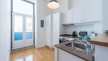 Refrigerador, microondas, horno, placa de cocina