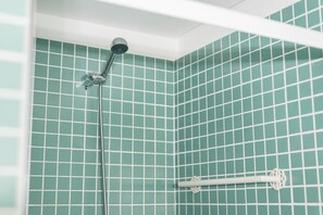 Shower, hair dryer, towels, soap - GuestReady - Modern stay in downtown Porto (Porto)
