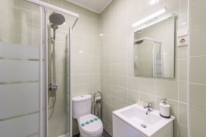 Douche, sĂšche-cheveux, serviettes fournies, savon