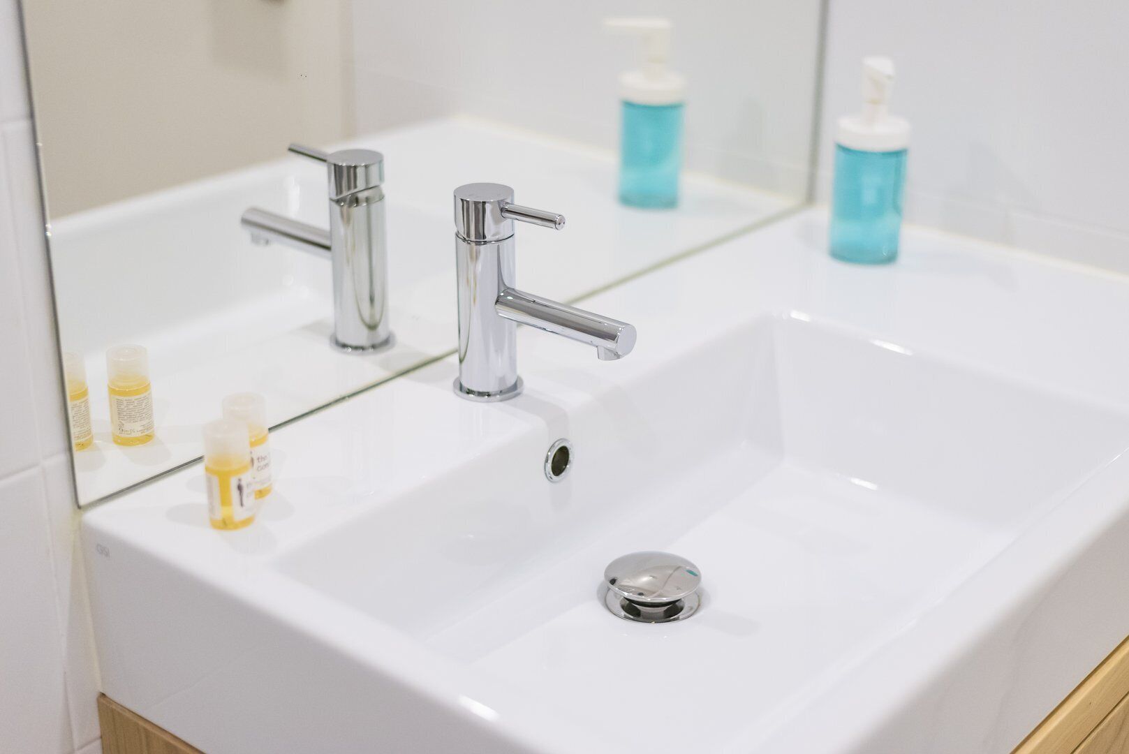 Suihku, hiustenkuivaaja, pyyhkeet