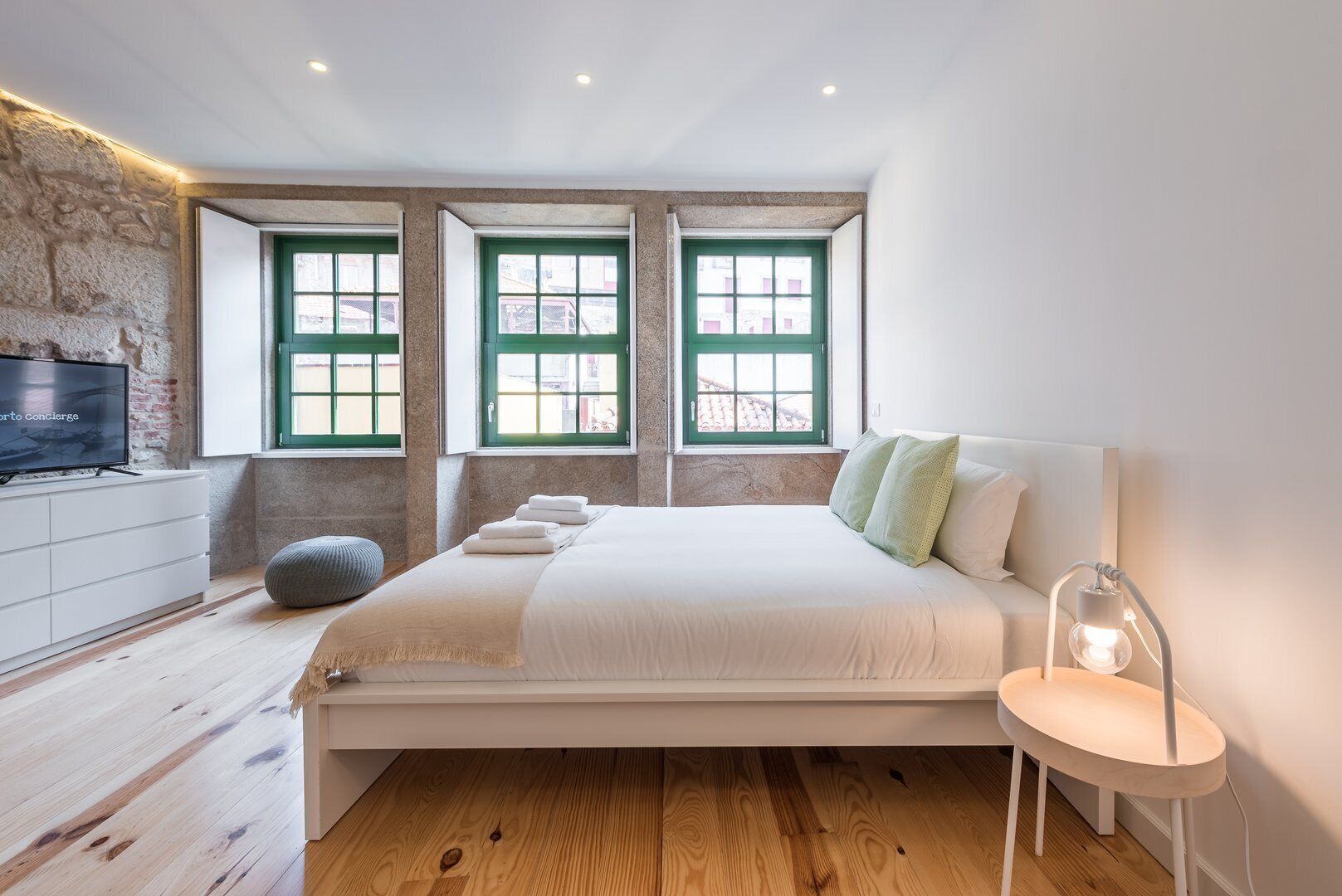 Bureau, Internet gratuit, draps fournis