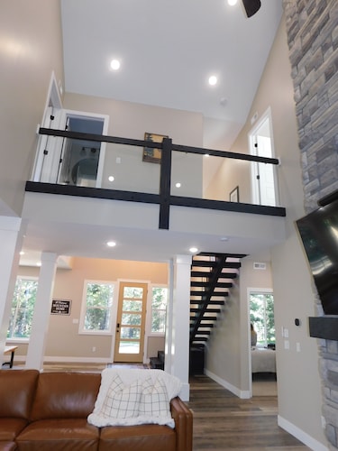 Luxurious, modern 5 bedroom/4 bathroom cabin nestled in the pines.  Sleeps 16.