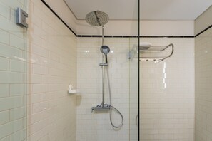Ducha, secador de pelo, toallas