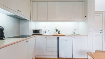 Coffee/tea maker, cookware/dishes/utensils