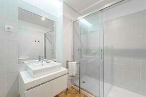 Shower, hair dryer, towels, soap - GuestReady - Charming Studio in Porto! (Porto)