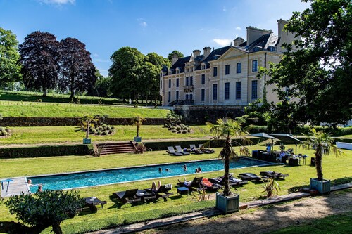 Château with Spa, Golf, Tennis, Basket, swimming pools, gardens. 