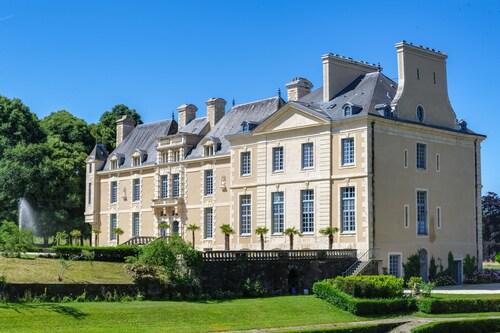 Château with Spa, Golf, Tennis, Basket, swimming pools, gardens. 