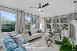 Smart TV, books - 5min from Downtown Orlando I 17min from Disney & Universal I Luxury Villa for 6 (Orlando)