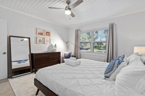 3 bedrooms, desk, iron/ironing board, free WiFi