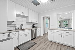 Fridge, microwave, oven, stovetop - 5min from Downtown Orlando I 17min from Disney & Universal I Luxury Villa for 6 (Orlando)