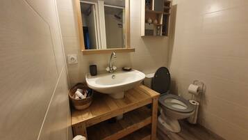 Regadera, secadora de cabello, toallas, jabón