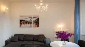 TV - Modern apartment located on the 1st floor of a building in Viale Vaticano (Rome)