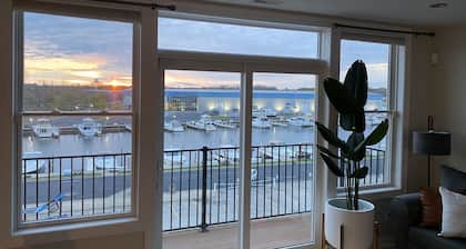 Marina View/Rooftop deck! Walk to Silver Beach/downtown! 2 Restaurants nextdoor