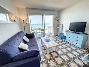 TV - Seafront apartment with balcony and private parking (Jullouville)