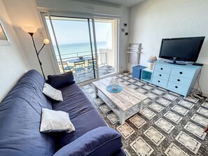 TV - Seafront apartment with balcony and private parking (Jullouville)