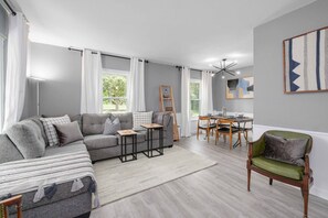 Smart TV, fireplace, books, music library