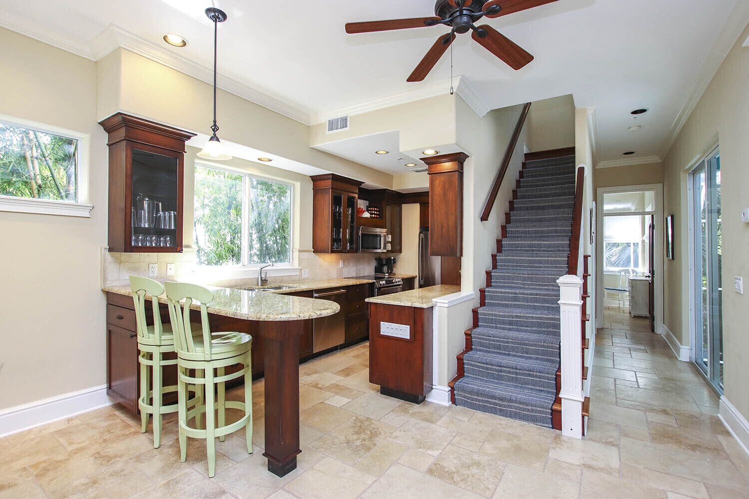 Mikrovågsugn, kaffe- och tebryggare, brödrost och grytor/köksredskap