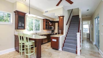 Mikrovågsugn, kaffe- och tebryggare, brödrost och grytor/köksredskap