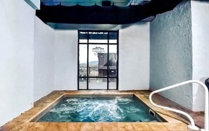 Una piscina techada, una piscina al aire libre