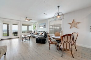 Smart TV - BEST View of Lake Travis!! Largest 3 Bed-3 Bath Floor Plan-THE HOLLOWS-Sleeps 8 (Jonestown)