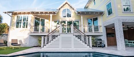 Utendørsbasseng og et oppvarmet basseng