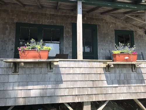 Quaint Waterfront Cottage