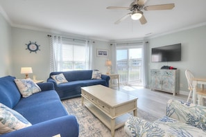 Living area - OW 9101 - Days Drift By: A cozy oceanview condo in Oak Island, perfect for families. (Oak Island)