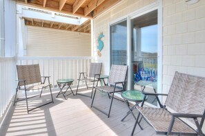 Property grounds - OW 9101 - Days Drift By: A cozy oceanview condo in Oak Island, perfect for families. (Oak Island)