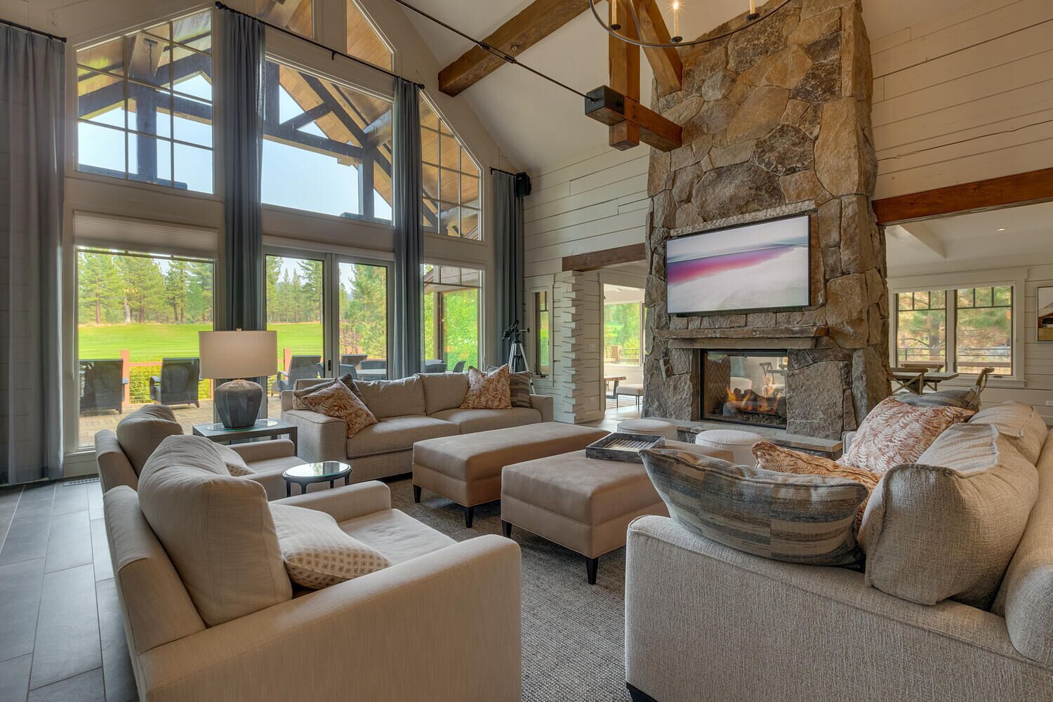 Televisión, chimenea y estéreo 