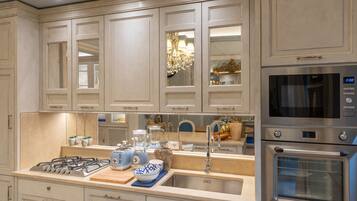 Forno, tavolo da pranzo