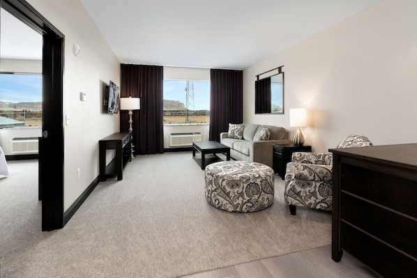 Elite-Suite, 1 King-Bett und Schlafsofa | Wohnbereich | 48-Zoll-LED-Fernseher mit Satellitenempfang, Fernseher