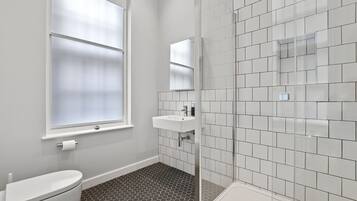 Apartamento Business, 1 cama doble | Baño | Ducha y bañera combinadas y artículos de higiene personal gratuitos