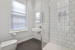 Business Apartment, 1 Double Bed | Bathroom | Combined shower/tub, free toiletries, hair dryer, towels - Gerrard Place by Aeria Apartments (London)