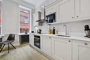 Business Apartment, 1 Double Bed | Private kitchen | Full-size fridge, microwave, oven, stovetop - Gerrard Place by Aeria Apartments (London)