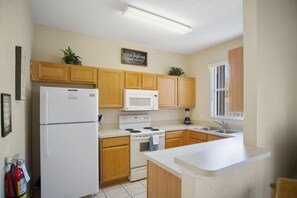 雪櫃、微波爐、焗爐、爐具