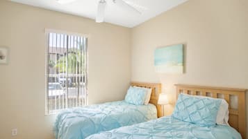 3 Schlafzimmer, Schreibtisch, Bügeleisen/Bügelbrett, Reisekinderbett