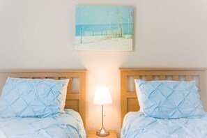 3 間睡房、書桌、熨斗/熨衫板、可攜式嬰兒床