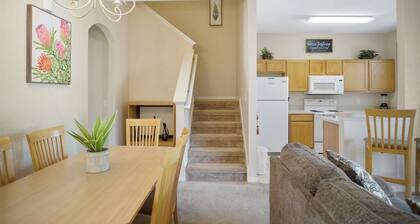 PROMO 10% WEEKLY DISCOUNT! Resort-Style 3BR Townhouse Close to Theme Parks