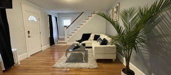 West Roxbury Retreat –Near Downtown Boston, Steps to Train & Bus, Spacious&Comfy