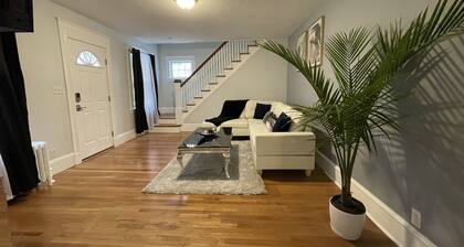 West Roxbury Retreat –Near Downtown Boston, Steps to Train & Bus, Spacious&Comfy