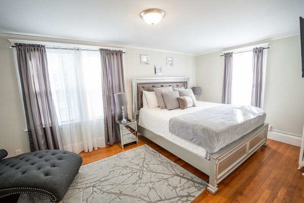 3 bedrooms, desk, iron/ironing board, travel cot